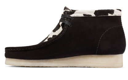 [26154810] Mens Clarks WALLABEE BOOT BLACK COW PRINT