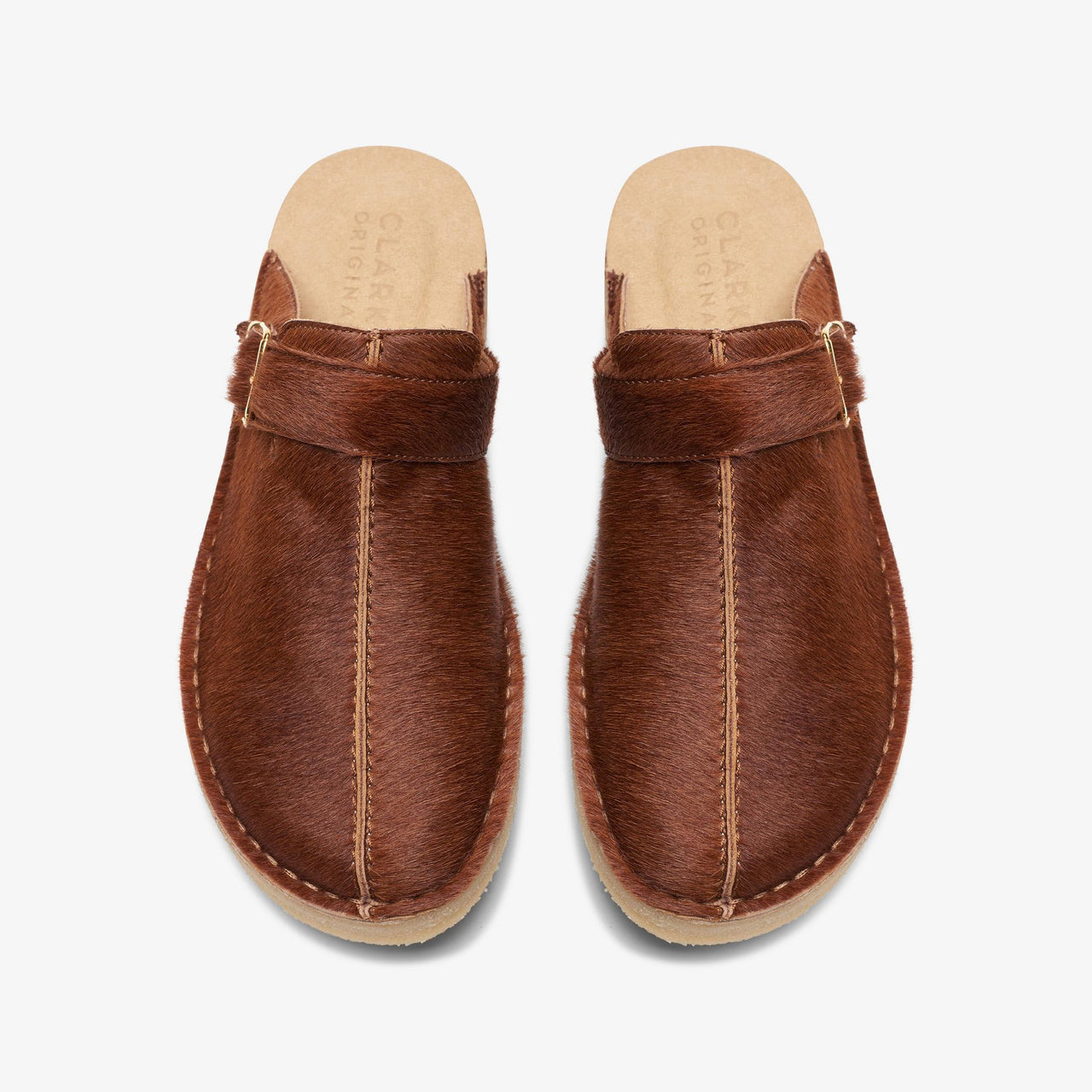 Classic and timeless design of the mens CLARKS TREK MULE - COLA