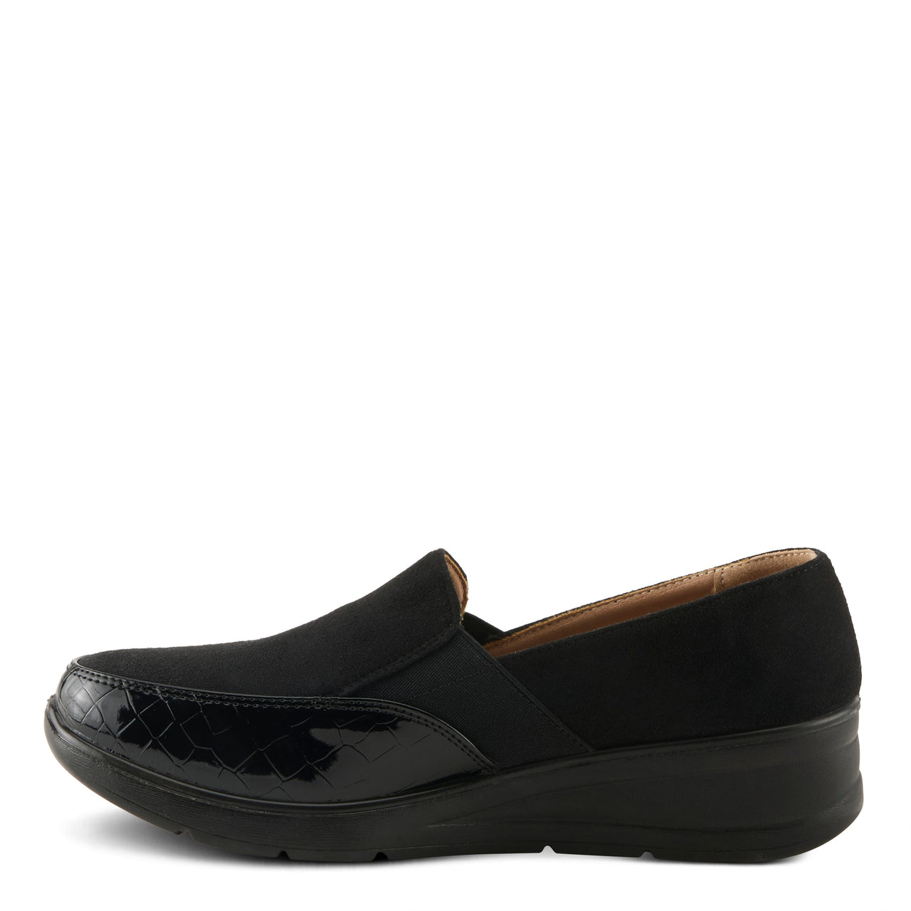 Fashionable and versatile slip-on shoes with a flexible outsole