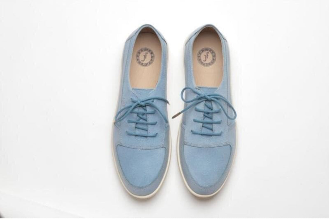 Close-up of the Johnny Famous Bally Style Midtown Men's Baby Blue Suede Low Tops logo on the back heel