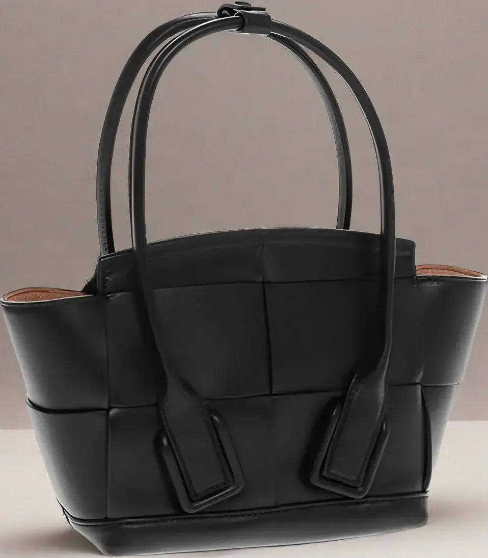 Bottega Veneta Intreccio Handbag Leather Black P688720