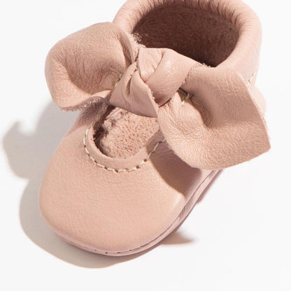 Newborn Blush Knotted Bow Baby Shoe Knotted Bow Mocc by Freshly Picked – Don't Panic Shoes