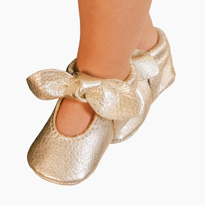 Newborn Platinum Knotted Bow Baby Shoe Knotted Bow Mocc by Freshly Picked – Don't Panic Shoes